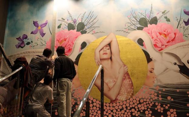 Retoques al mural de acceso. /EFE
