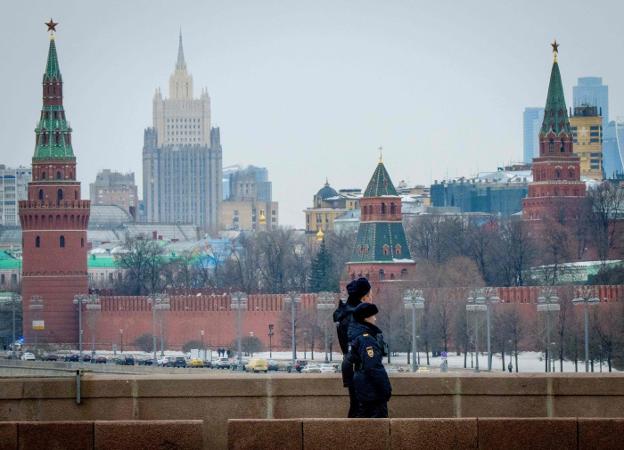 Una pareja de policías patrulla por un puente frente al Kremlin, en Moscú. :: Mladen ANTONOV/ afp/