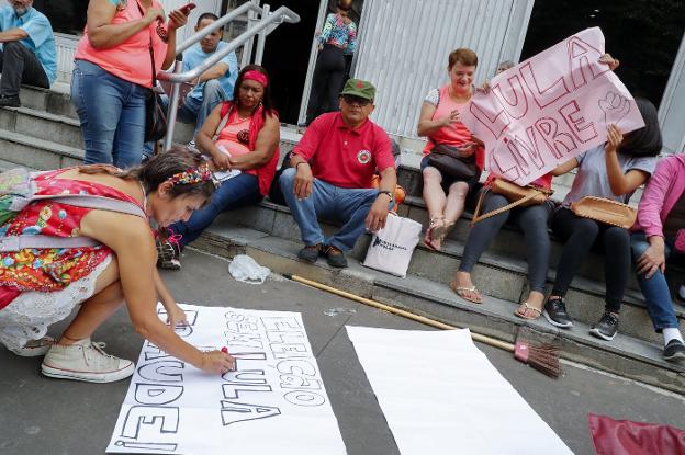 Protesta en Sao Paulo por el posible arresto de Lula. :: efe/