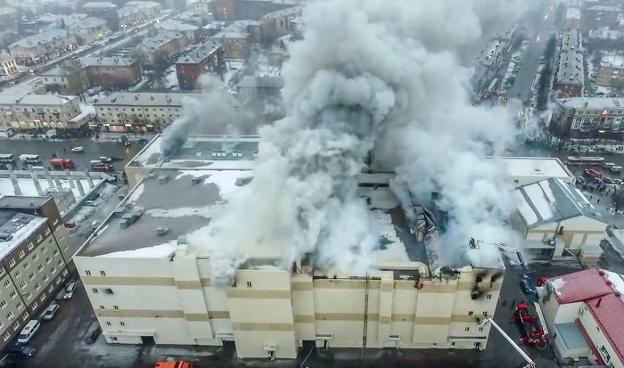 Vista aérea muestra el humo que sale del centro comercial en la ciudad siberiana de Kémerovo. :: afp/