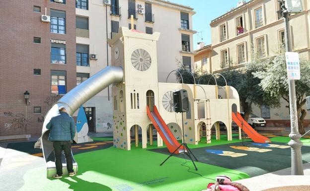 Imagen del parque infantil que se ha instalado en la plaza de las Cofradías./