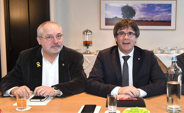El exconsejero de Cultura catalán Lluís Puig, junto a Carles Puigdemont./Emmanuel Dunand (Afp)