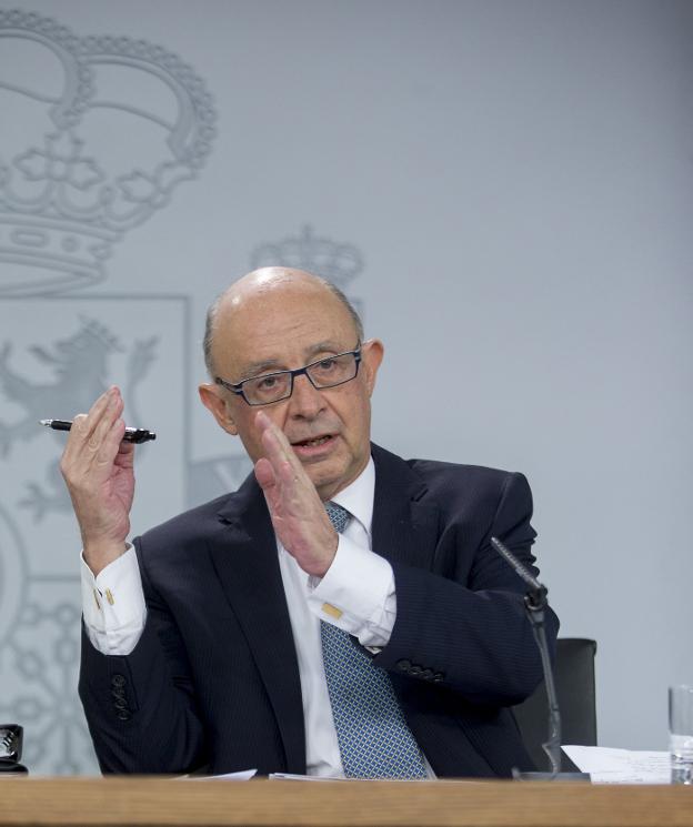 El ministro de Hacienda, Cristóbal Montoro, ayer durante su comparecencia tras la aprobación del Gobierno de los Presupuestos. :: Ignacio Gil/