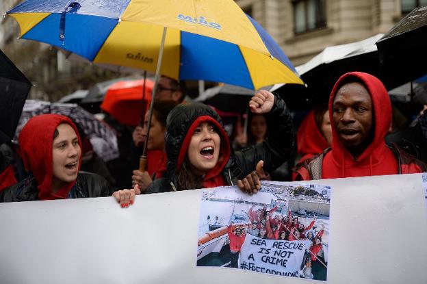 Los miembros de Proactiva Open Arms han repetido las muestras de apoyo a sus compañeros retenidos en Italia. / JOSEP LAGO / AFP