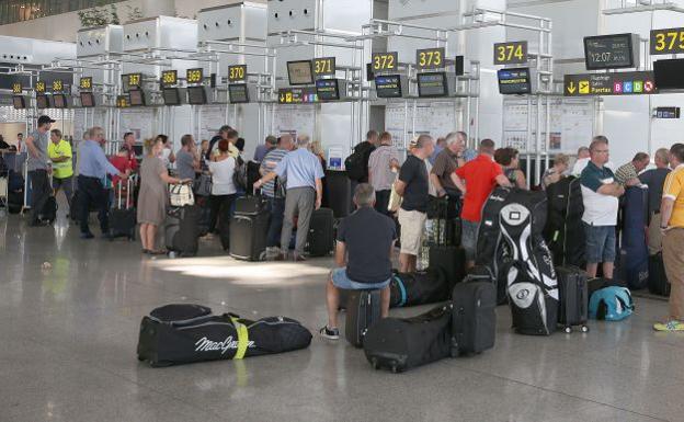 Pasajeros en el aeropuerto de Málaga (archivo)./SUR