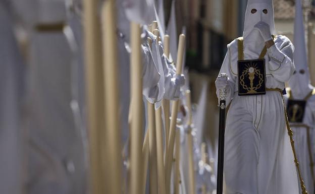 Los nazarenos de la Virgen del Rocío, La Novia de Málaga, se dirigen al Centro de la ciudad desde el barrio de la Victoria./Ñito Salas