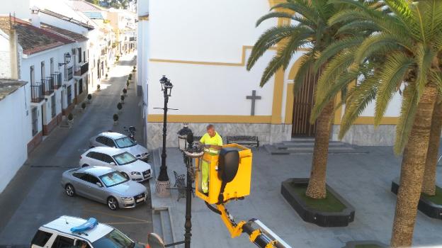 Un operario cambia las bombillas en el centro. :: sur/