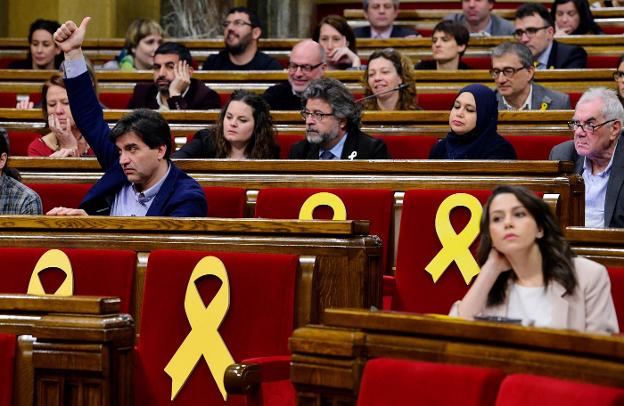 El portavoz de Esquerra,
Sergi Sabriá, hace un gesto
en el Parlament en presencia
de Inés Arrimadas.
:: LLUIS GENE / afp/