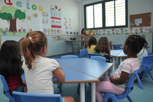 Varios niños prestan atención en una clase de la guardería Minimicos, en Nueva Andalucía. :: josele-lanza/