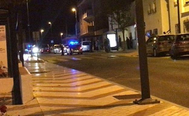 Un vehículo policial, anoche en el lugar de los hechos./AXARQUÍA PLUS