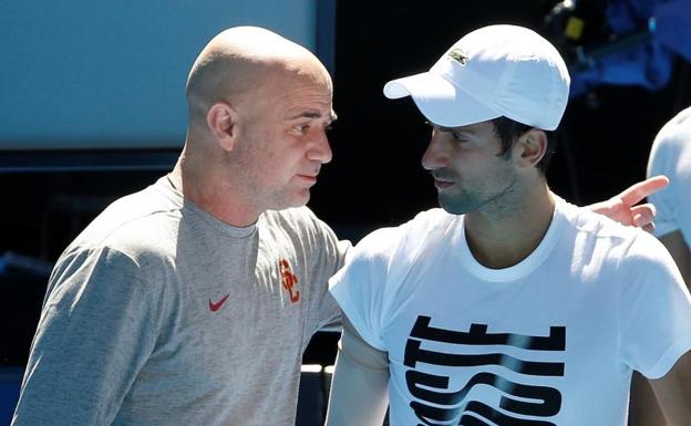 Andre Agassi (i) con Novak Djokovic en el pasado Open de Australia. /Reuters