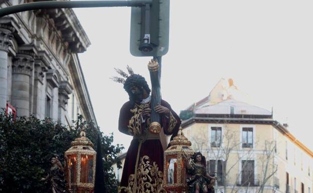 Momento en el que la cruz del paso del Jesús del Gran Poder se rompe al chocar contra un semáforo de la calle Toledo de Madrid/EFE