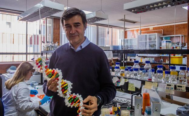 Enrique Viguera, en la Facultad de Ciencias. /Fran Acevedo