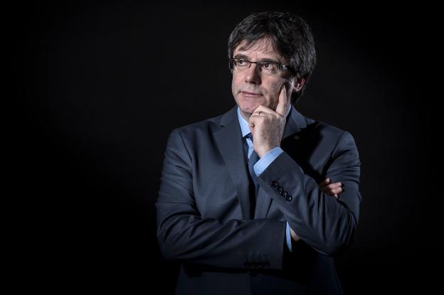 El expresidente catalán Carles Puigdemont posa en una sesión de fotos en febrero pasado en Bruselas. :: Emmanuel DUNAND / afp/