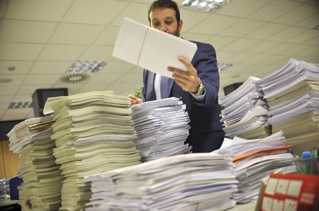 Un funcionario judicial revisa decenas de expedientes sobre cláusulas abusivas. :: i. pérez/