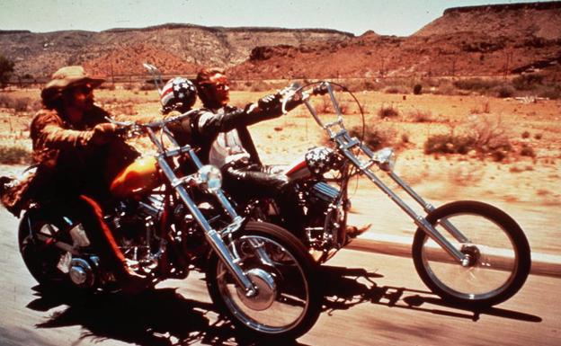Escena de la película "Easy Rider", con Denis Hopper, en primer término y Peter Fonda, a la izquierda, a bordo de las motos de las mítica marca. /