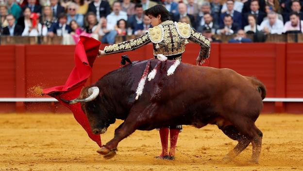 El diestro peruano Roca Rey, en un pase con la muleta a su primer toro de la tarde. :: efe/