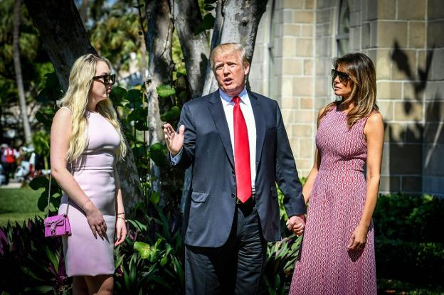 Trump llega a la iglesia de Bethesda-by-the-Sea junto a su esposa Melania y su hija Tiffany. :: n. kamm / afp/
