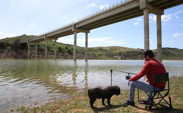 Un pescador en la presa del Guadalteba, ayer.