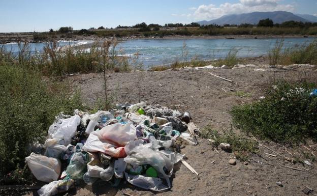 Basura acumulada junto a la desembocadura del brazo oriental del río Guadalhorce (archivo)/Salvador Salas