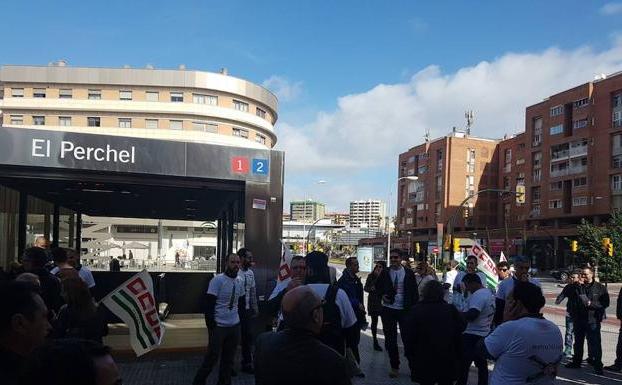 Trabajadores concentrados a las puertas de la estación del Perchel a mediados de marzo. /SUR