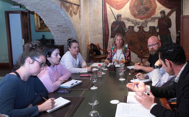 Un momento de la reunión, ayer, en el Salón de los Frescos del Ayuntamiento de Marbella./SUR