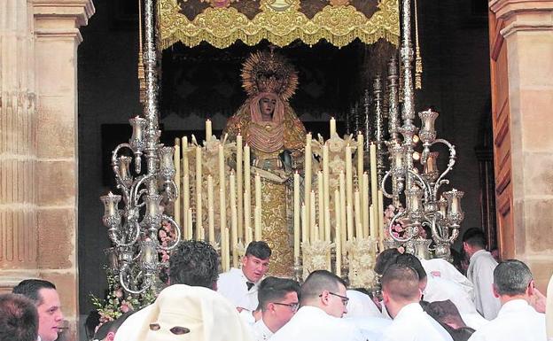 Difícil salida del trono de la Virgen Reina de los Cielos.