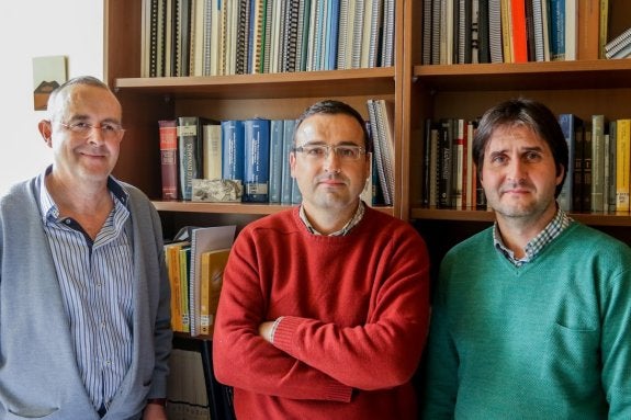 De izquierda a derecha, Carlos Parés, Jorge Macías y Manuel Castro, miembros de Endanya.