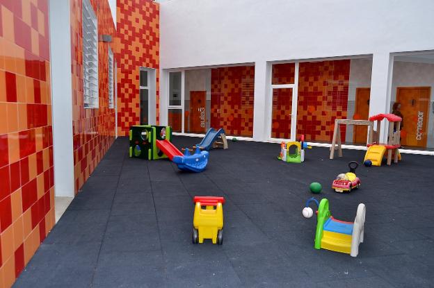 Patio de una de las escuelas municipales . /Charo Márquez
