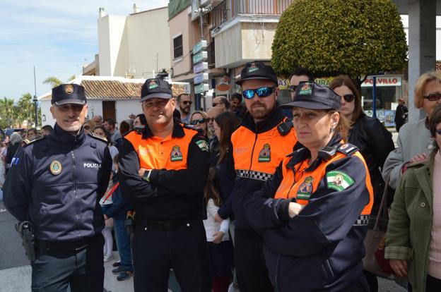Policía y Protección Civil, durante una procesión./SUR