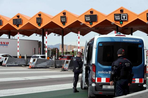 Una dotación de los Mossos vigila un peaje en la localidad barcelonesa de Martorell. :: Toni Albir / efe/