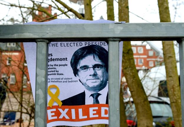 Cartel a favor de la liberación de Puigdemont colgado en las inmediaciones de la prisión donde permanece recluido. :: Axel Heimken / afp/