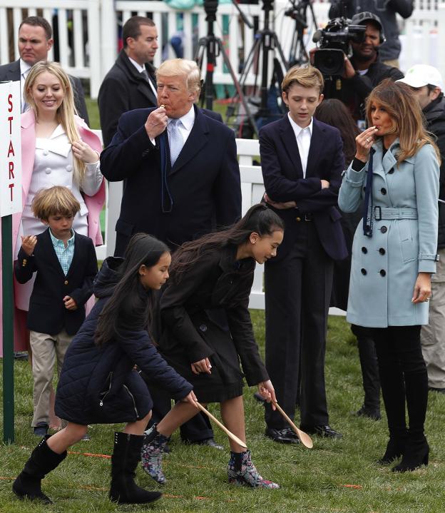 Tiffany, Donald Trump y Barron, durante los juegos de Pascua en la Casa Blanca. :: C. B. / reuters/