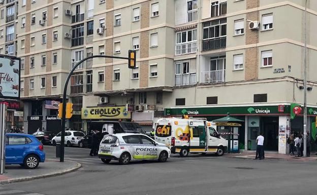 Efectivos sanitarios y policiales en la zona de los hechos. /SUR