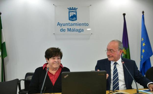El alcalde de Málaga y la catedrática María Eugenia Aubet
