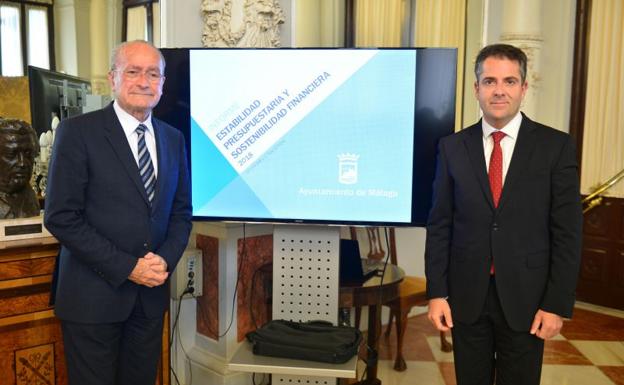 El alcalde Francisco de la Torre y el concejal de Economía y Hacienda, Carlos Conde. /SUR