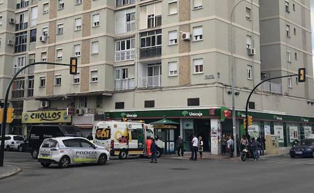 Efectivos de los servicios de emergencias, en el lugar de los hechos, en la calla Camino del Pato./SUR