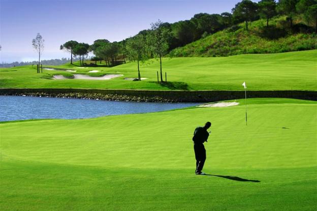 San Roque Club cuenta con dos campos que se encuentran en un marco envidiable, tanto por las buenas temperaturas como por la naturaleza. :: sur/