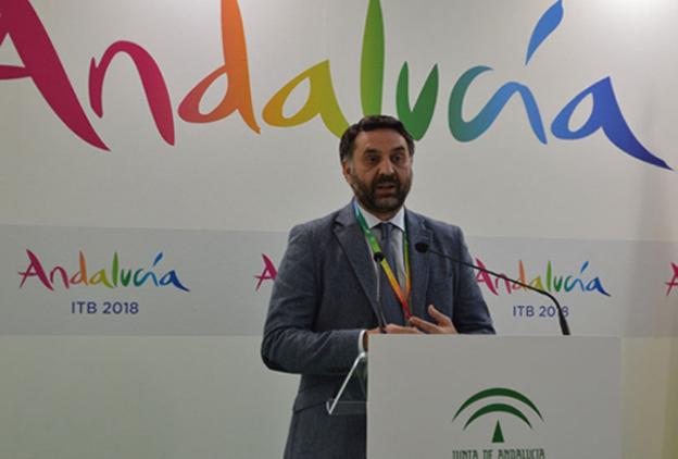 El consjeero de Turismo, Javier Fernández, en la ITB. :: sur/