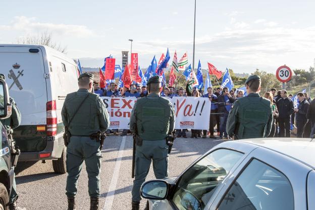 Agentes de la Guardia Civil ante la manifestación frente a la cárcel de Alhaurín. :: f. torres/