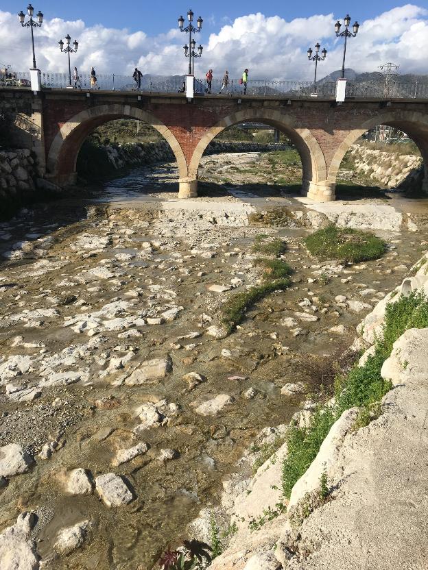 El cauce bajo el río Chíllar, ayer con caudal tras las últimas lluvias. :: e. c./E. C.