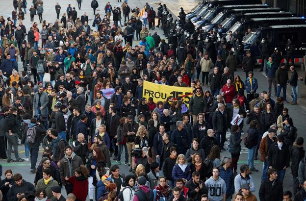 Manifestación convocada por los CDR el pasado 27 de marzo en las puertas de la estación barcelonesa de Sants. :: Alejandro García / efe/