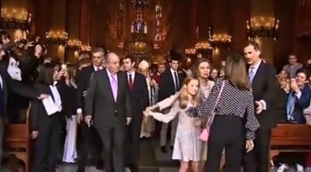 Secuencia del vídeo que recoge el incidente a la salida de la catedral de Palma. :: AFP/