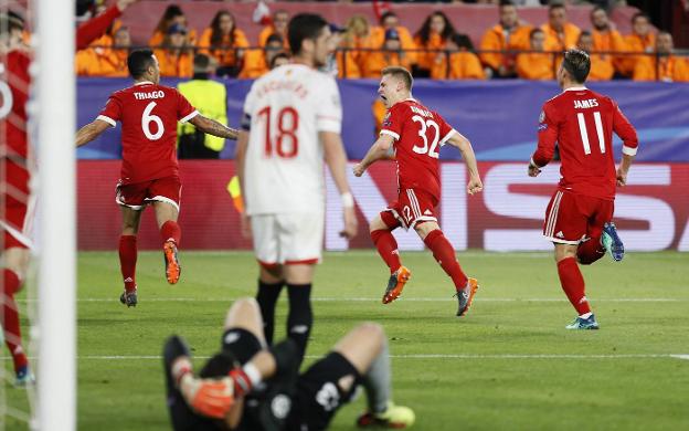 David Soria, en el suelo, se lamenta ante Escudero, Thiago, Kimmich y James después del 1-2. :: efe/