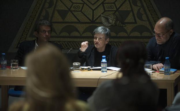 Luisa Etxenike, con José A. Mesa (izquierda) y Pablo Aranda (derecha) en el ciclo. /Francis Silva