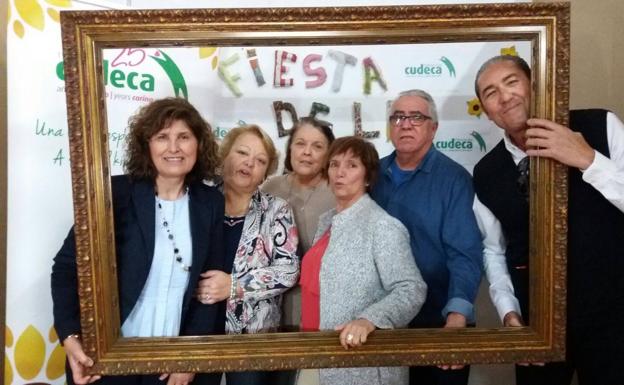Voluntarios que trabajan en el almacén de Cudeca en el Viso.