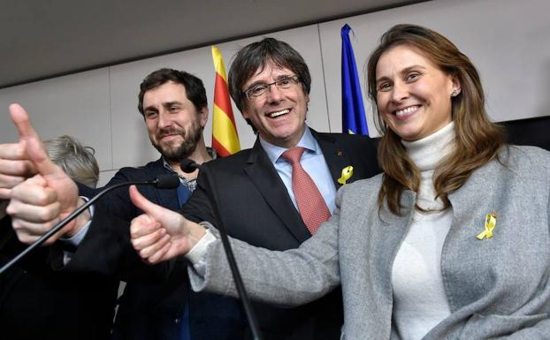 Los exconsejeros Serret, Comín y Carles Puigdemont./AFP