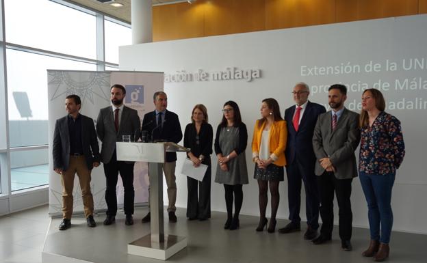 Bendodo, el delegado de Empleo y la directora del centro asociado de la UNED, con alcalde de los municipios donde comienza el proyecto./