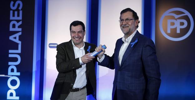 Juanma Moreno y Mariano Rajoy. /