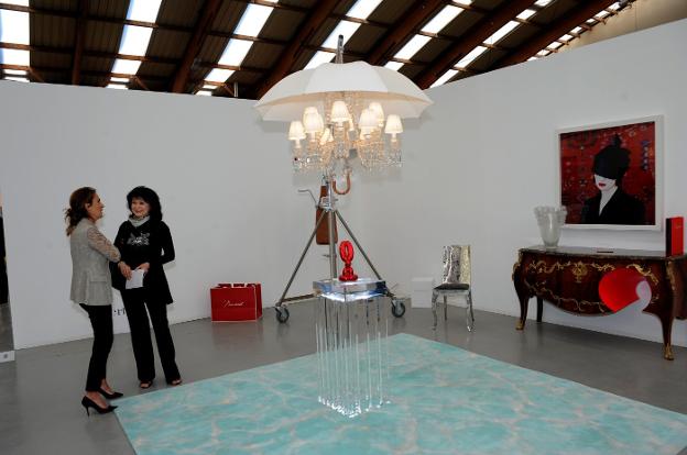 Lámpara de Baccarat y escultura de Jeff Koons, Galería Vértigo. :: j.-l./